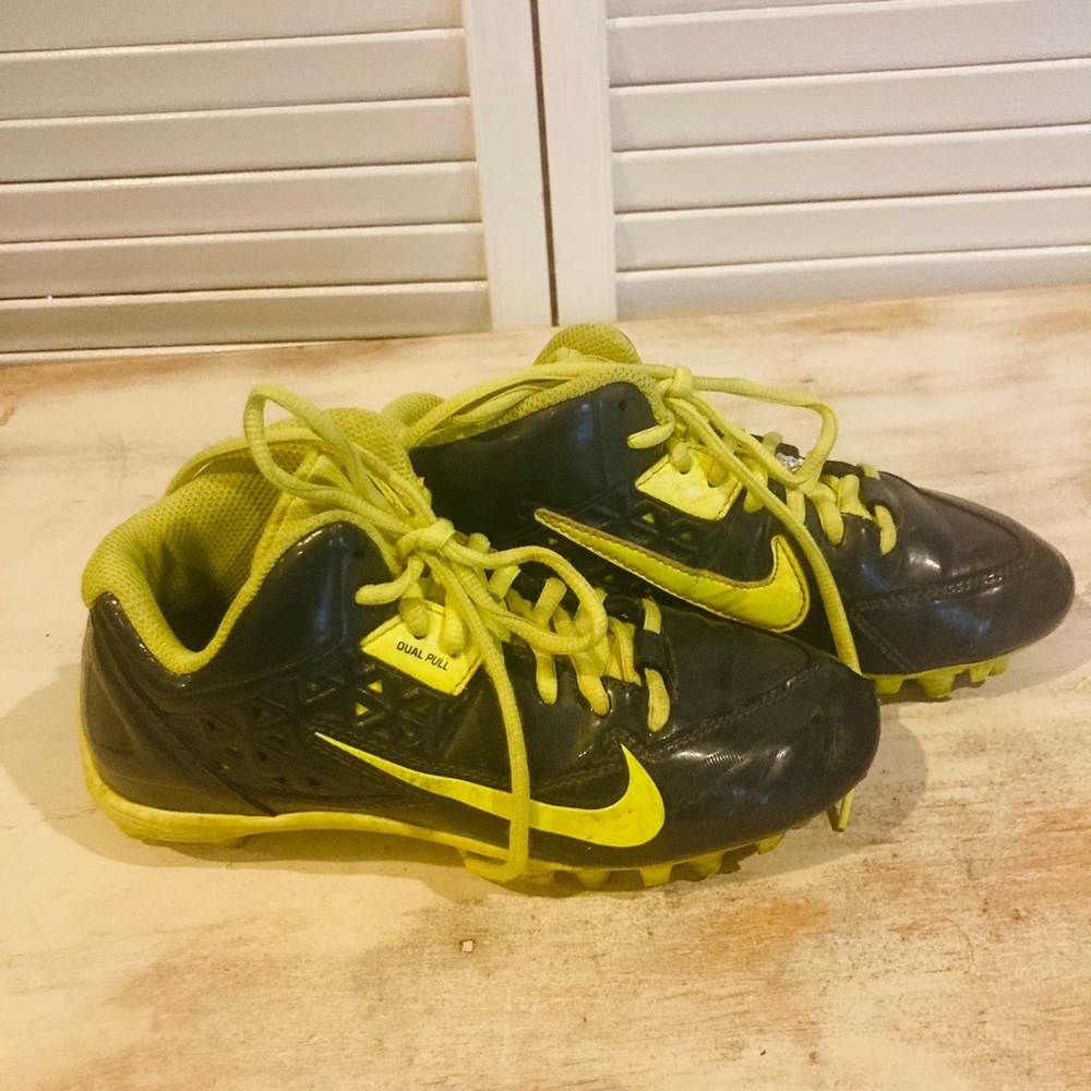 Nike soccer cleats kids size 4